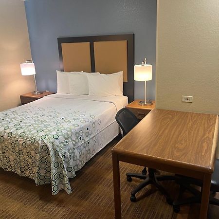 Hometowne Studios And Suites By Red Roof Greensboro Zewnętrze zdjęcie