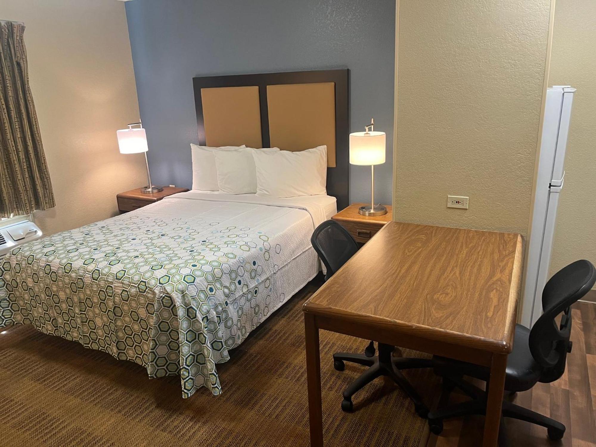 Hometowne Studios And Suites By Red Roof Greensboro Zewnętrze zdjęcie