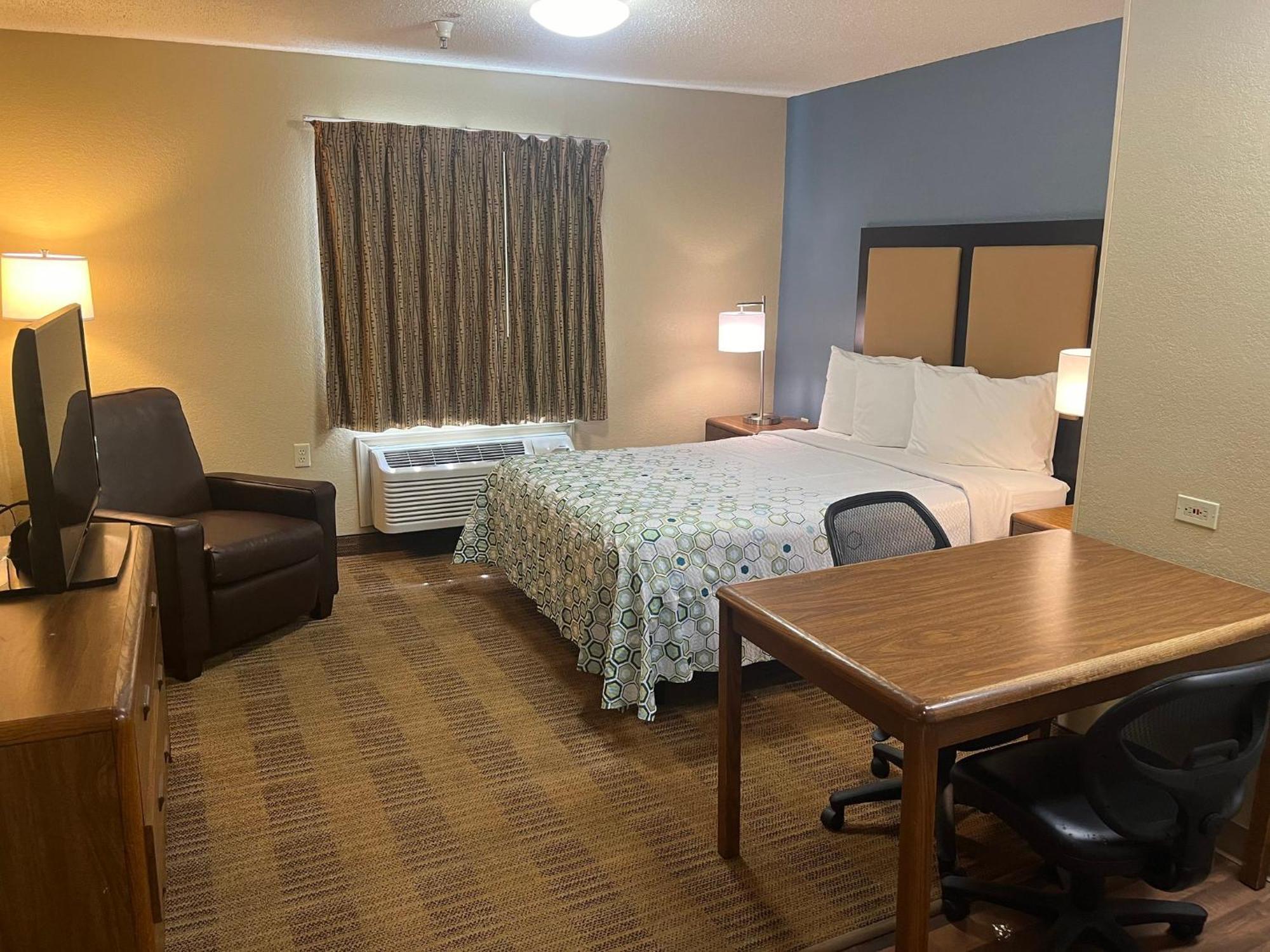 Hometowne Studios And Suites By Red Roof Greensboro Zewnętrze zdjęcie