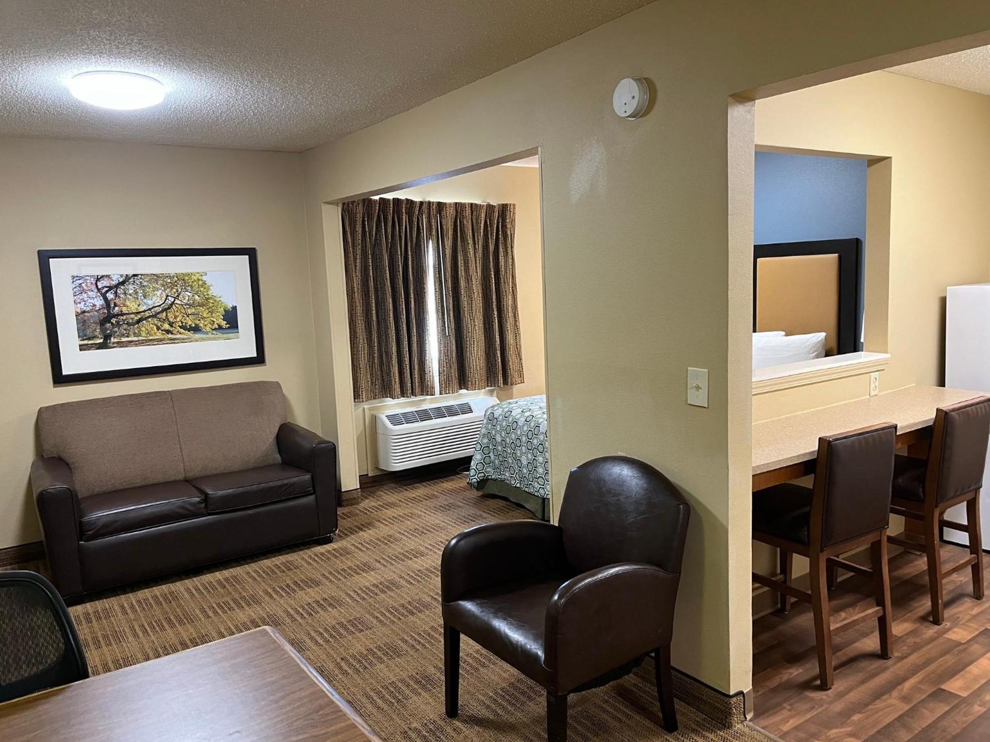 Hometowne Studios And Suites By Red Roof Greensboro Zewnętrze zdjęcie