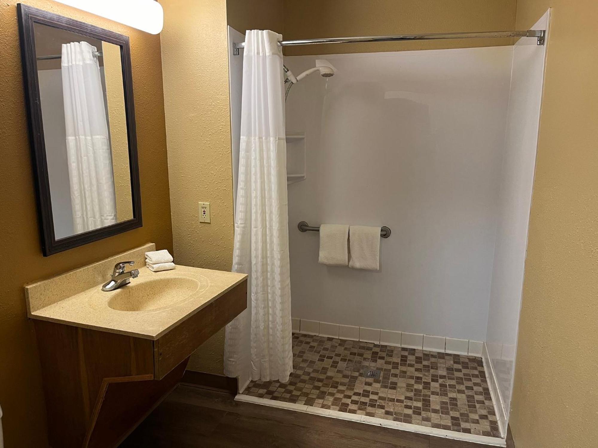 Hometowne Studios And Suites By Red Roof Greensboro Zewnętrze zdjęcie